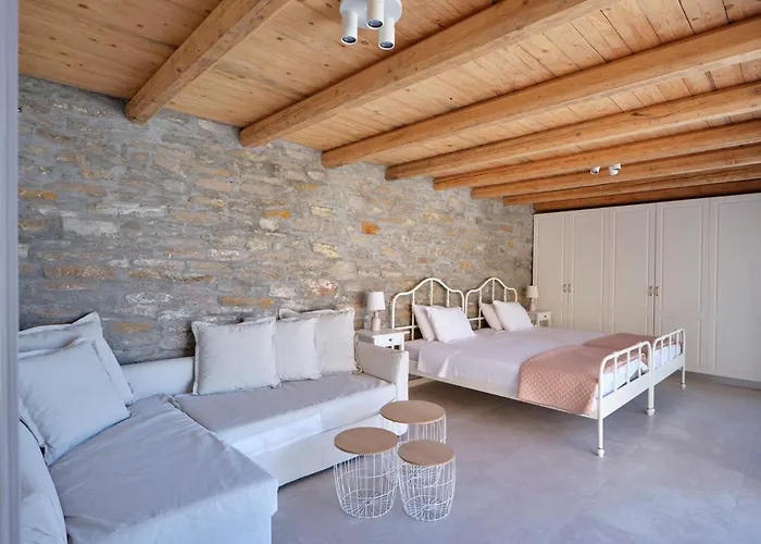 Hébergement de vacances Stone With A Sea Water Swimming Pool And A Sea And Sunset View