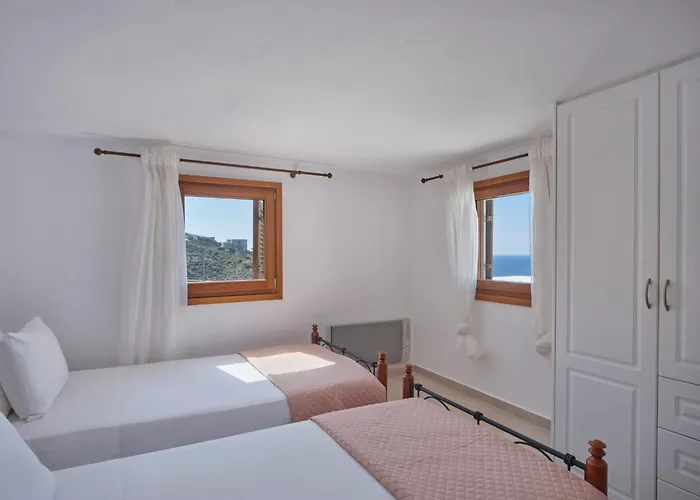 Hébergement de vacances Stone With A Sea Water Swimming Pool And A Sea And Sunset View